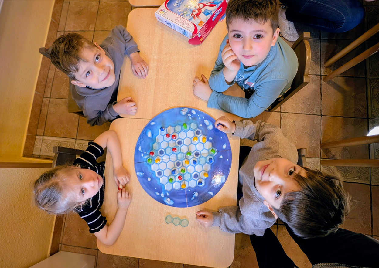 Játszva tanítunk a Hórakukk Ovisulival! Nézd meg, milyen készségfejlesztőkkel játszanak a 4–7 évesek